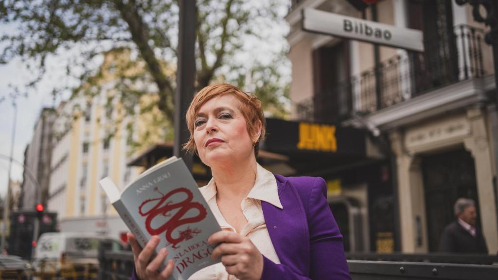 Anna Grau cuenta una sensacional historia de amor, la suya, que contiene a su vez muchas historias más y que entrelaza recuerdos y testimonios, vivencias y presencias, leyendas urbanas por aclarar y secretos por descubrir.