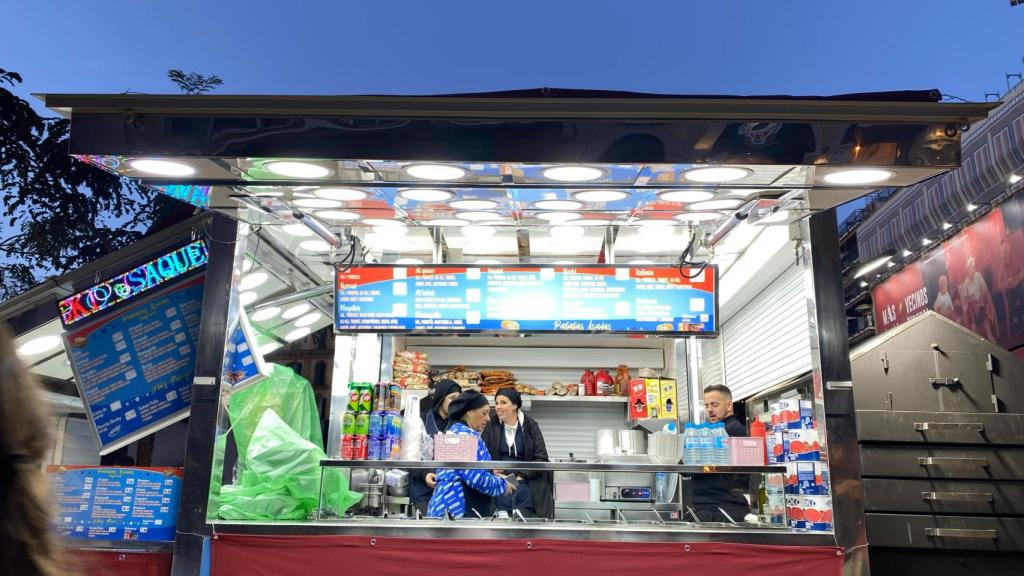 Un puesto de papas asadas.