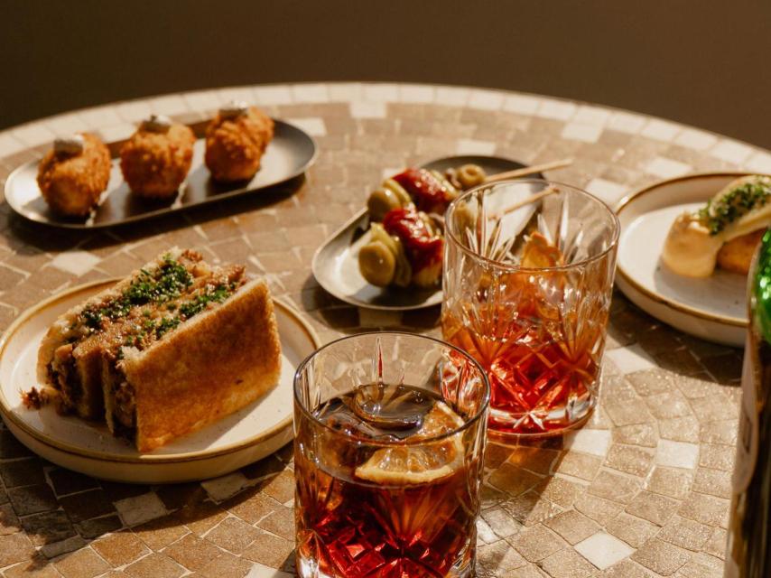 Vermuts y platillos de La Terraza del Pulitzer.