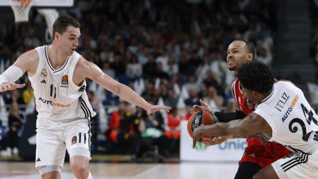 Shabazz Napier presionado por Andrés Feliz y Mario Hezonja.