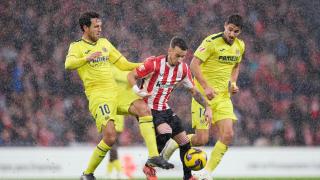 Berenguer trata de retener el balón ante la presión de Parejo.