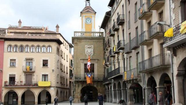 La plaza del Ayuntamiento de Vic (Barcelona), con una estelada y símbolos independentistas presidiendo sus fachadas.