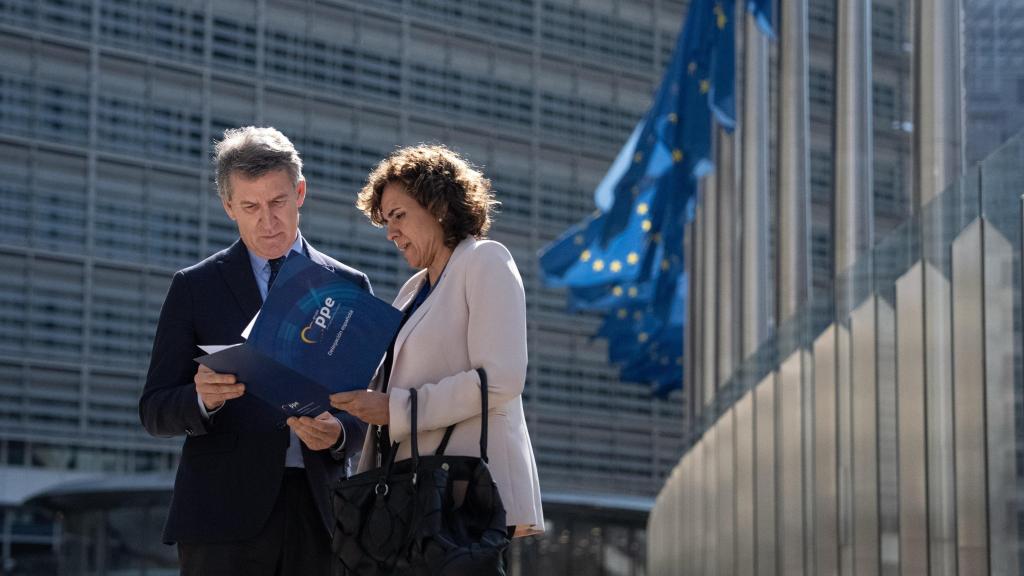 Feijóo y Montserrat, a la salida del edificio de la Comisión Europea, tras reunirse con Von der Leyen en Bruselas.