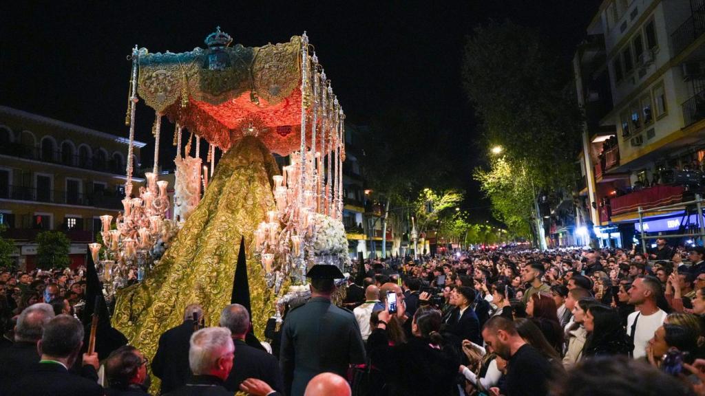 El palio de la Macarena en la Madrugada 2025.