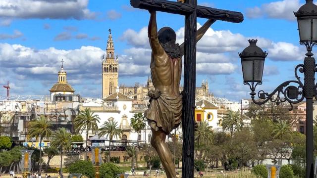El Cachorro, por el Puente de Triana el Viernes Santo de 2025.