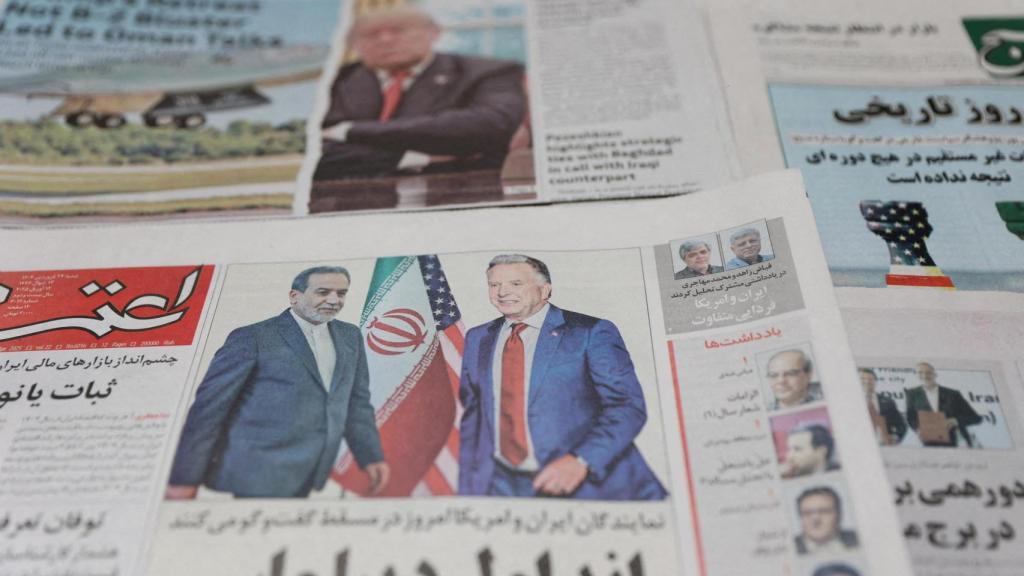 Un periódico iraní con una foto de portada del ministro de Asuntos Exteriores de Irán , Abbas Araqchi, y el enviado estadounidense para Oriente Medio, Steve Witkoff.