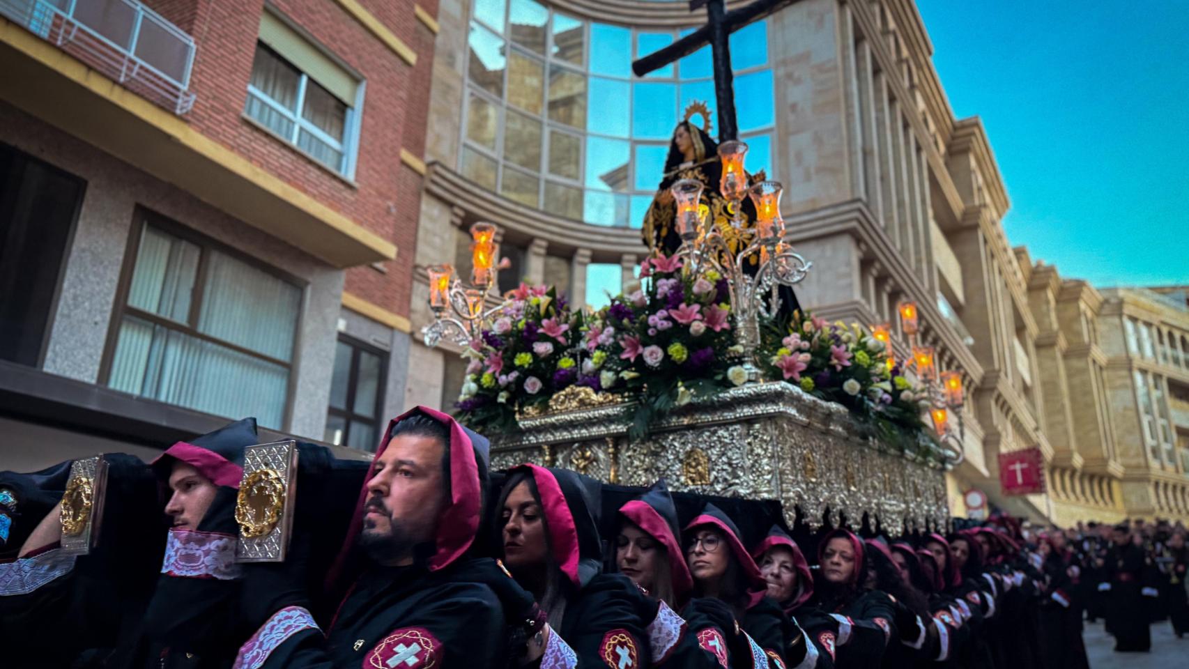 Calles llenas en Albacete para seguir la procesión del Santo Entierro
