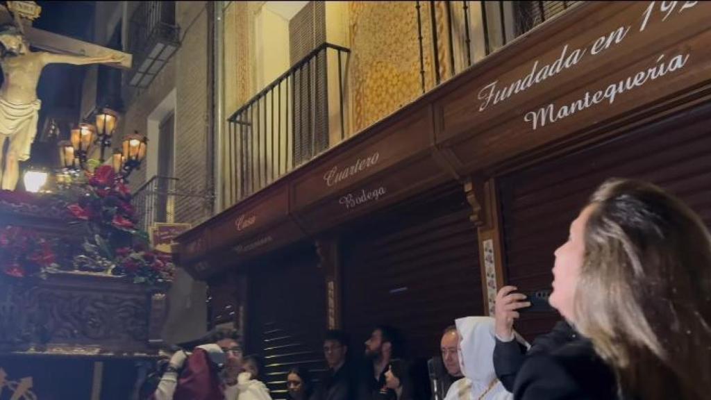 Maria Toledo cantando una saeta al Cristo de la Vega.