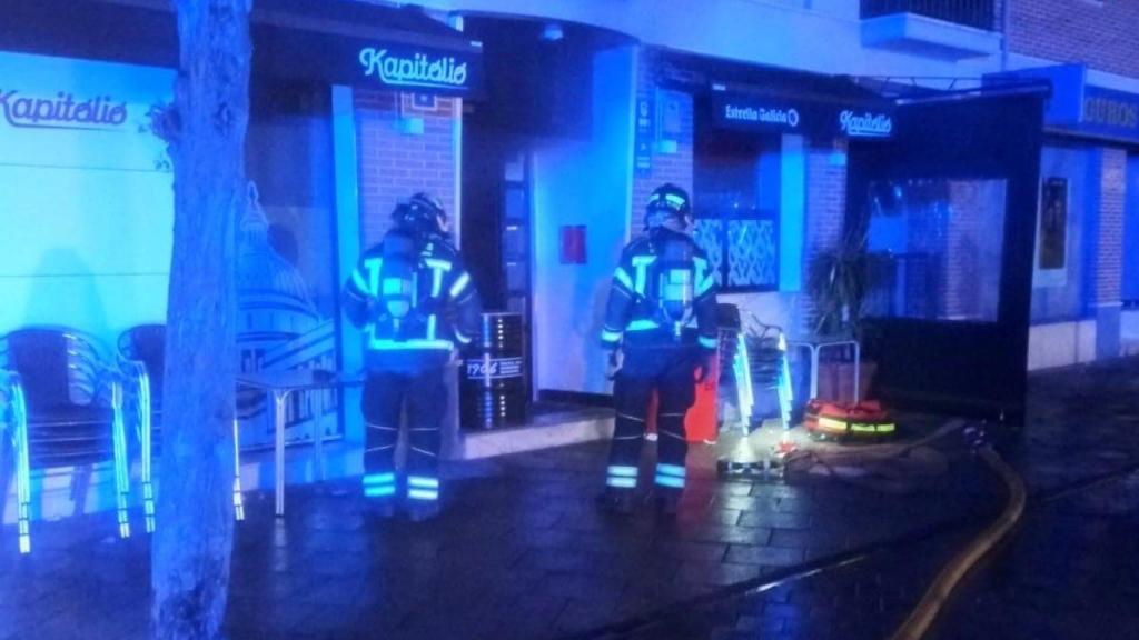Los bomberos a la entrada del bar Kapitolio, en Laguna de Duero, tras ser alertados por el incendio en la cocina