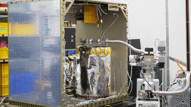 Instrumentos de ACES listos para montarse a bordo de la nave Dragon de SpaceX