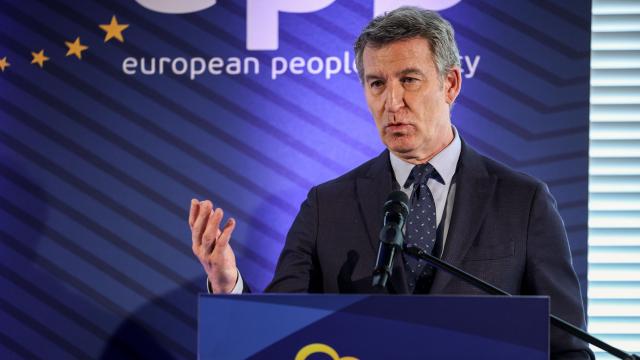 El presidente del Partido Popular, Alberto Núñez Feijóo, durante una rueda de prensa en Bruselas el pasado 9 de abril.