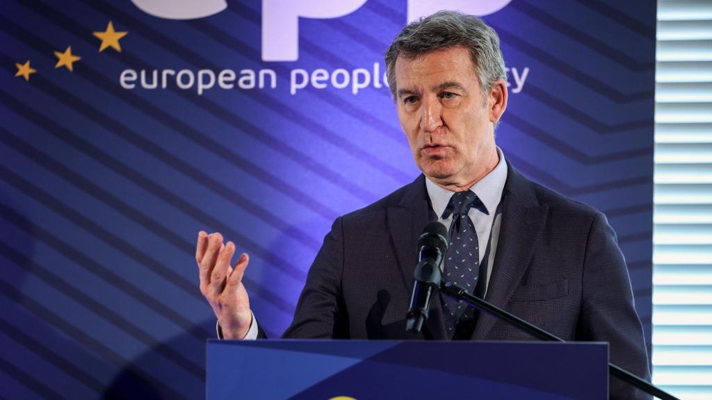 El presidente del Partido Popular, Alberto Núñez Feijóo, durante una rueda de prensa en Bruselas el pasado 9 de abril.
