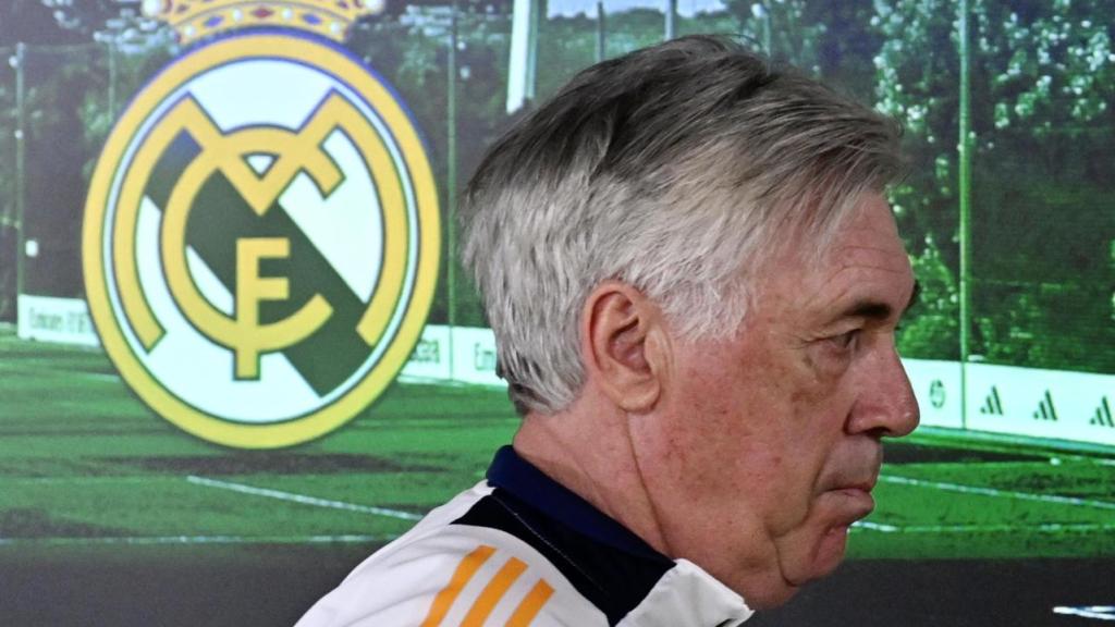 Ancelotti abandonando la sala de prensa en Valdebebas