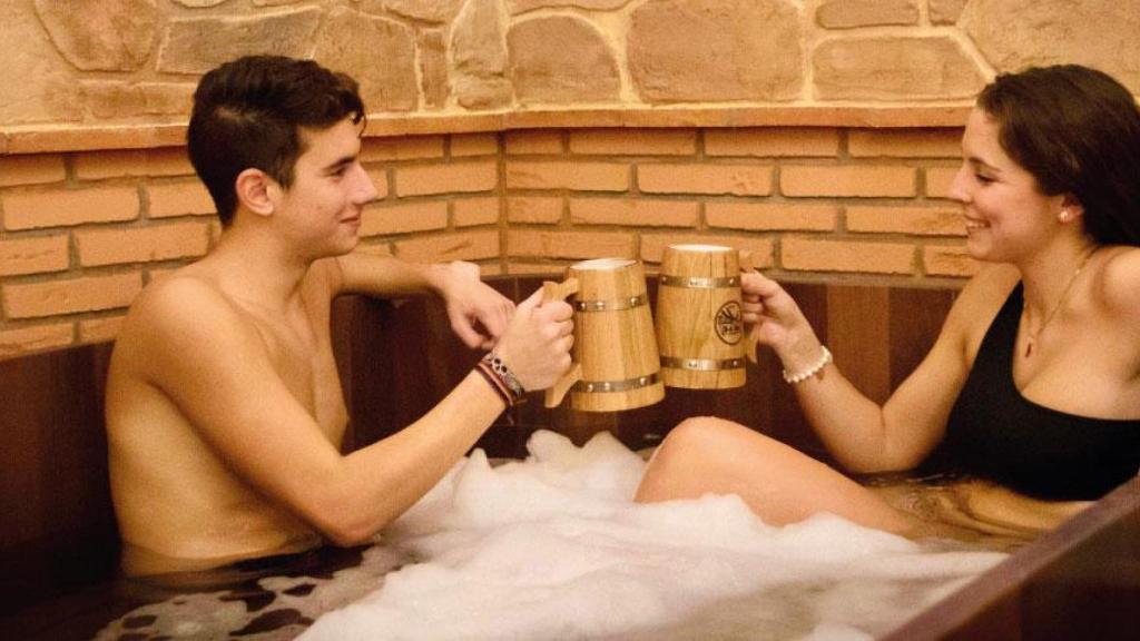 Una pareja disfrutando del Beer Spa.