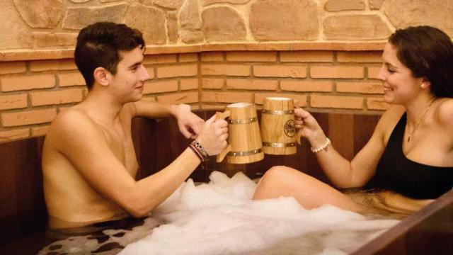 Una pareja disfrutando del Beer Spa.