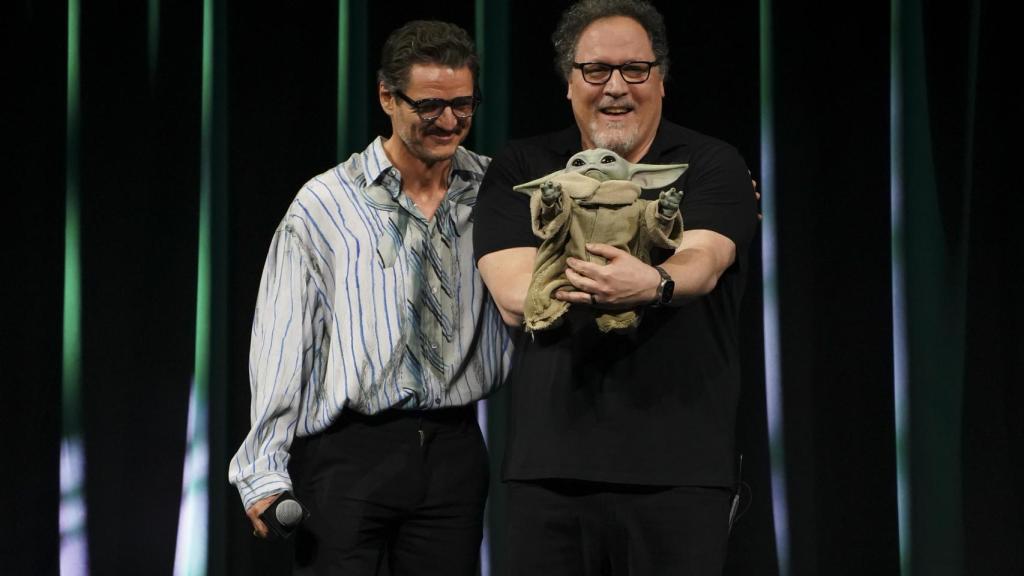 Pedro Pascal, Jon Favreau y Grogu presentando 'The Mandalorian & Grogu' en la 'Star Wars Celebration 2025'.