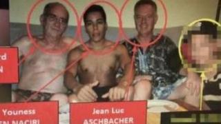 Youness en Naciri (centro), el detenido por abusar sexualmente de más de 100 niños, juntos a otros dos arrestados.