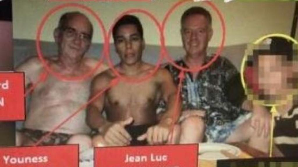 Youness en Naciri (centro), el detenido por abusar sexualmente de más de 100 niños, juntos a otros dos arrestados.