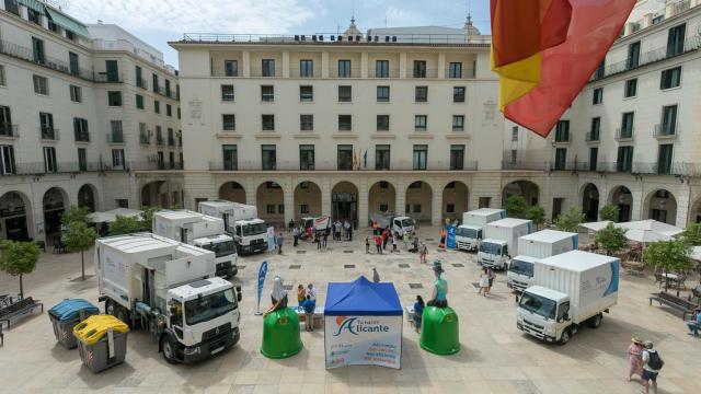 Camiones de basura en la Plaza del Ayuntamiento.