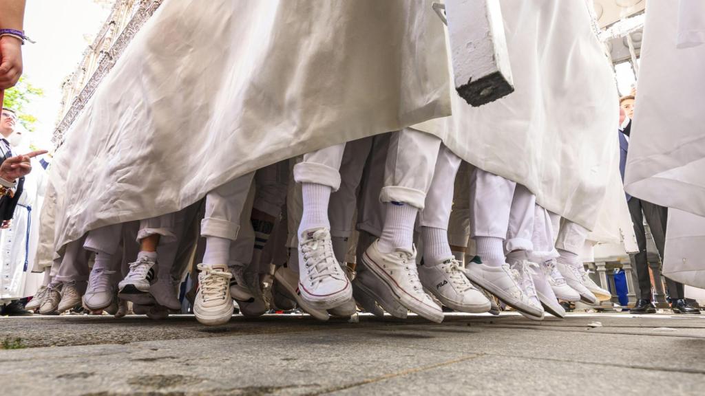 Costaleros de la Hermandad de la Paz hacen una 'levantá' el pasado Domingo de Ramos.