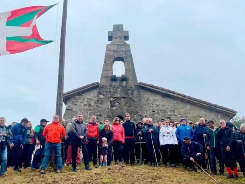 Aitor Esteban, entre varios caminantes.