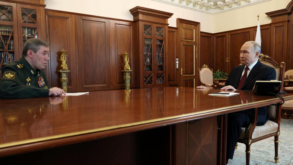 Vladímir Putin, durante su reunión de este sábado en Moscú con el jefe del Estado Mayor, Valery Gerasimov.