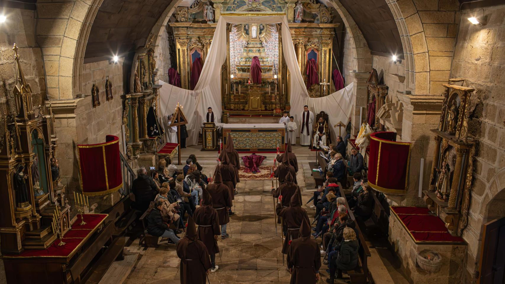 La procesión de 'Los Penitentes' de Oimbra y el Via Crucis de O Couriel: dos procesiones únicas (y recuperadas) en Galicia