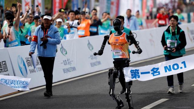 El robot humanoide Tiangong Ultra cruzando la línea de meta de la maratón.