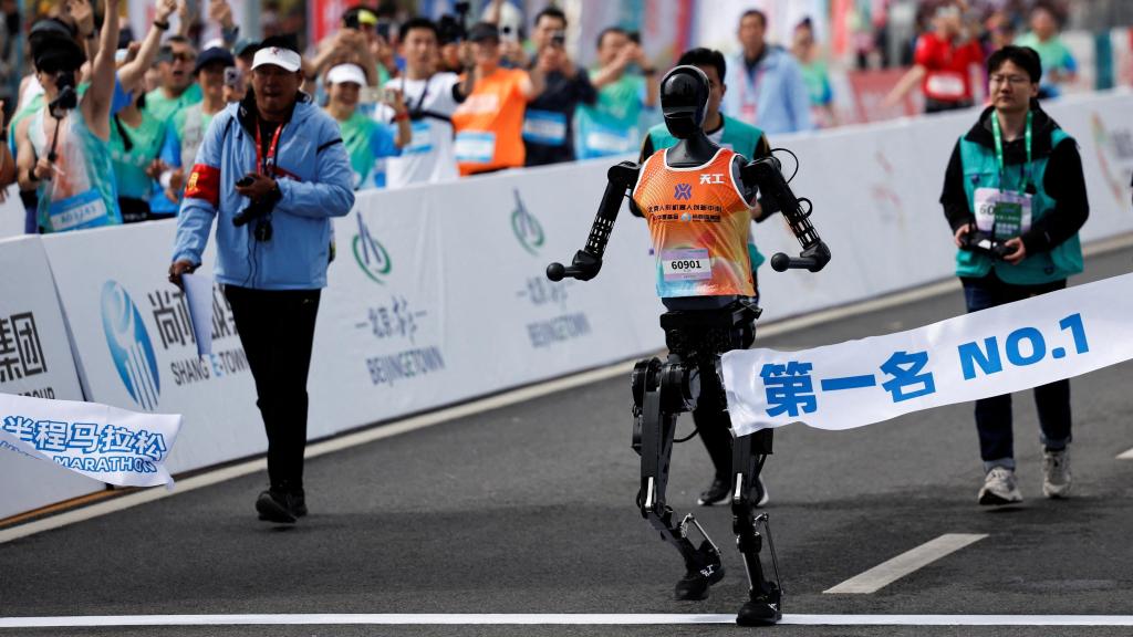 El robot humanoide Tiangong Ultra cruzando la línea de meta de la maratón.