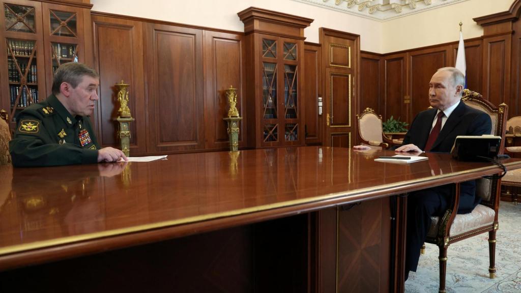 l presidente ruso, Vladímir Putin, durante su reunión con el jefe del Estado Mayor de este sábado en Moscú.