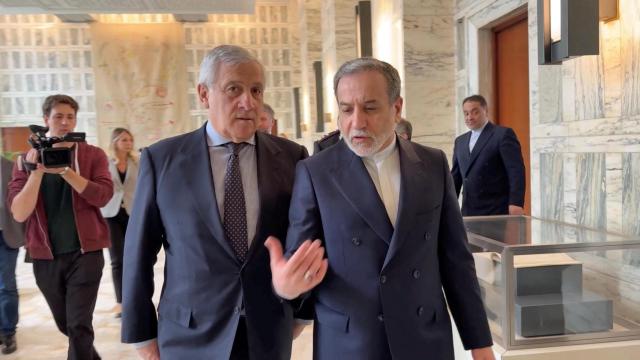 El ministro de Exteriores de Irán (d), Abbas Araqchi, junto a su homólogo italiano, Antonio Tajani (i).