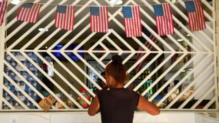 Una mujer hace una compra en un negocio de ultramarinos en La Habana.