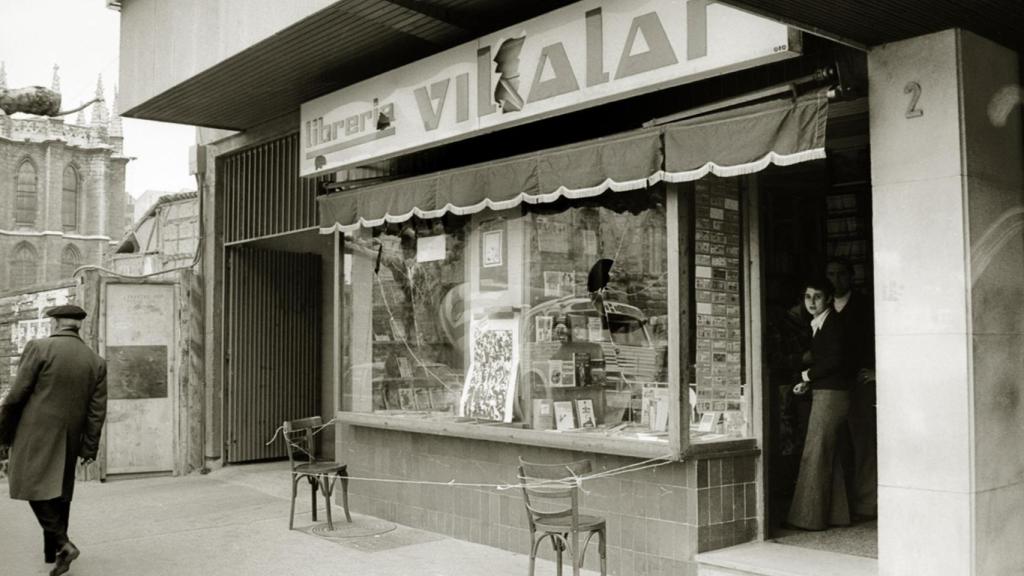 Fachada de la librería Villalar de Valladolid en 1977, tras un ataque con piedras contra el cristal y el escaparate