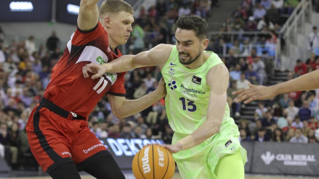 Tomas Satoransky presionado por Elias Valtoren en el partido ante el Granada.