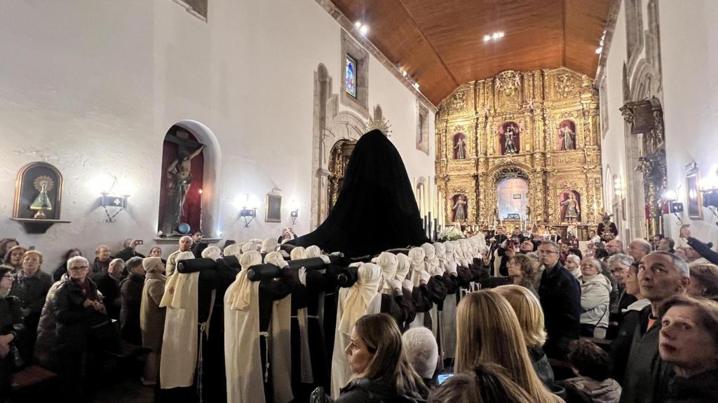Instante de la procesión en el interior de la iglesia de la Orden Tercera de A Coruña.