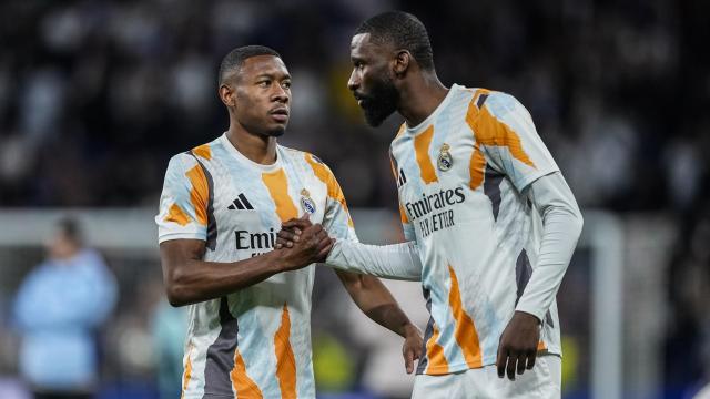 Alaba y Rüdiger durante el calentamiento previo al partido ante el Arsenal.