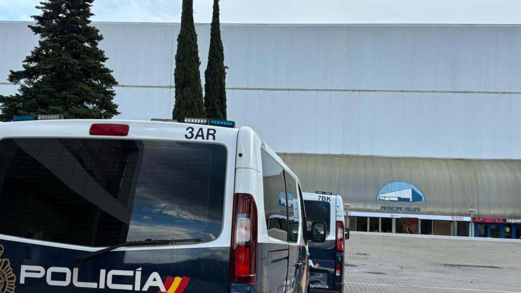 Furgones de la Policía Nacional a las puertas del Pabellón Príncipe Felipe este sábado