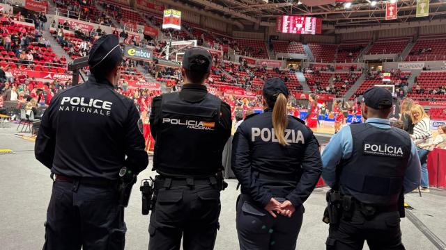 Agentes del dispositivo policial en el Pabellón Príncipe Felipe este sábado