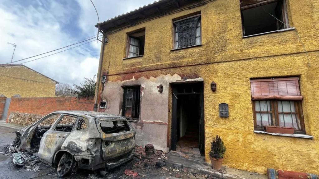 Arde un coche en un pueblo de León y se quema la fachada de la casa junto a la que estaba aparcado