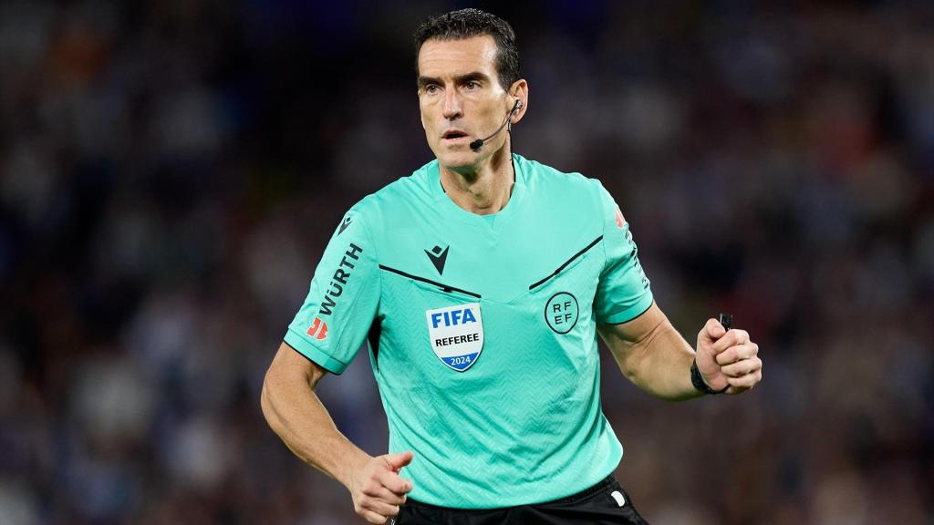 Martínez Munuera durante el partido entre la Real Sociedad y el Real Madrid.