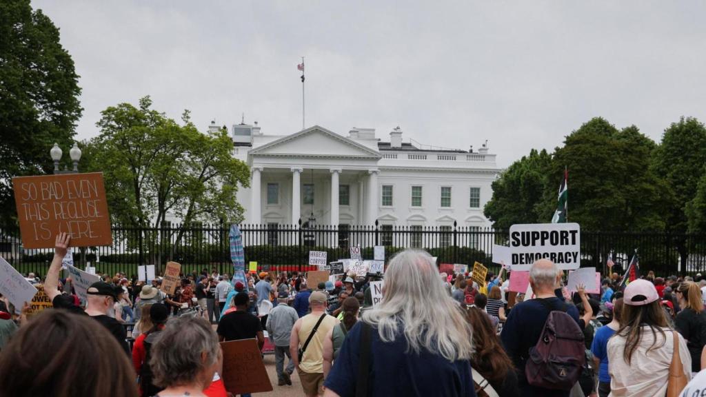 Cientos de personas se concentran frente a la Casa Blanca, este sábado.