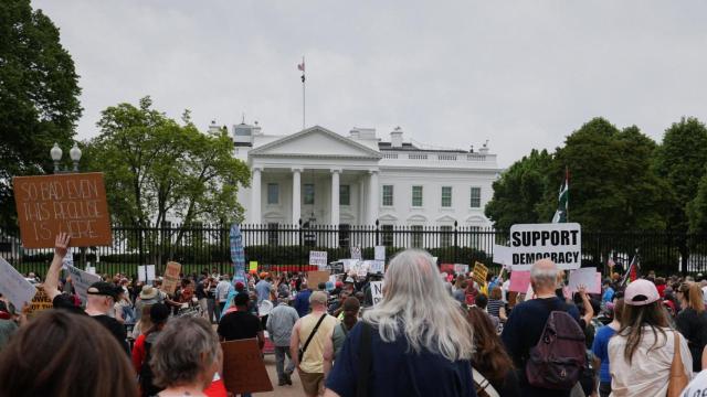 Cientos de personas se concentran frente a la Casa Blanca, este sábado.