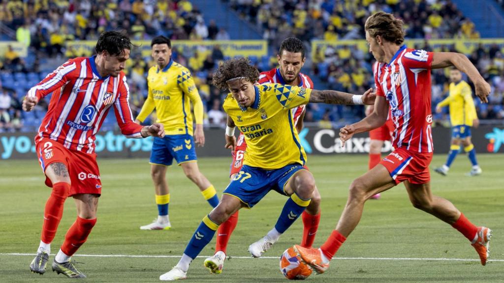 Fabio Silva trata de zafarse de la presión de tres jugadores del Atlético de Madrid.