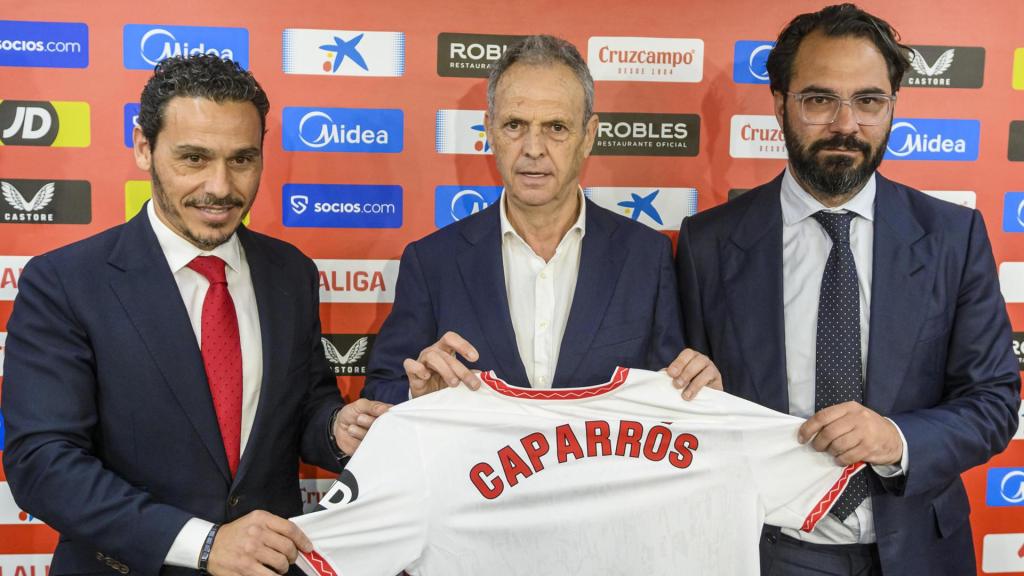 Caparrós junto con José María del Nido Carrasco y Víctor Orta.