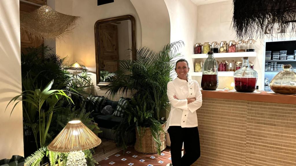 Begoña Rodrigo, en la coctelería de La Salita (Valencia), a la entrada del restaurante.