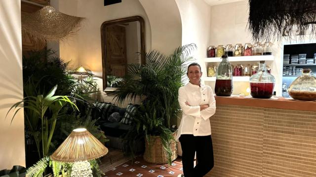 Begoña Rodrigo, en la coctelería de La Salita (Valencia), a la entrada del restaurante.