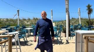 Javier Goya en la terraza de Clandestino, uno de sus dos nuevos proyectos en Zahara de los Atunes (Cádiz).