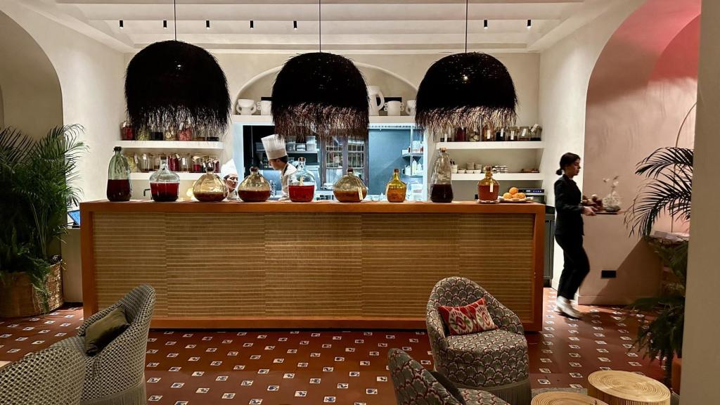 La barra de La Salita, desde su nueva 'coctelería', con sus vinagres.