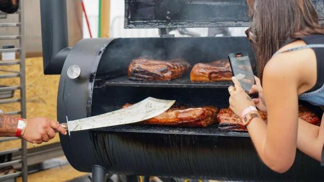 Asistentes esperando su carne en el Meat & Fire.