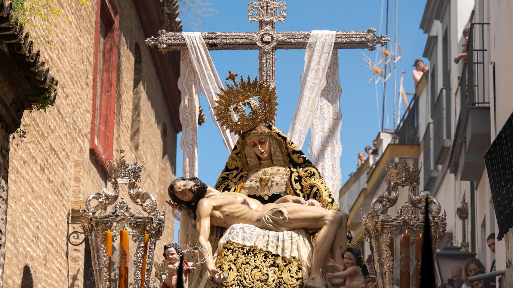 Los Servitas, en su estación de Penitencia el Sábado Santo 2025